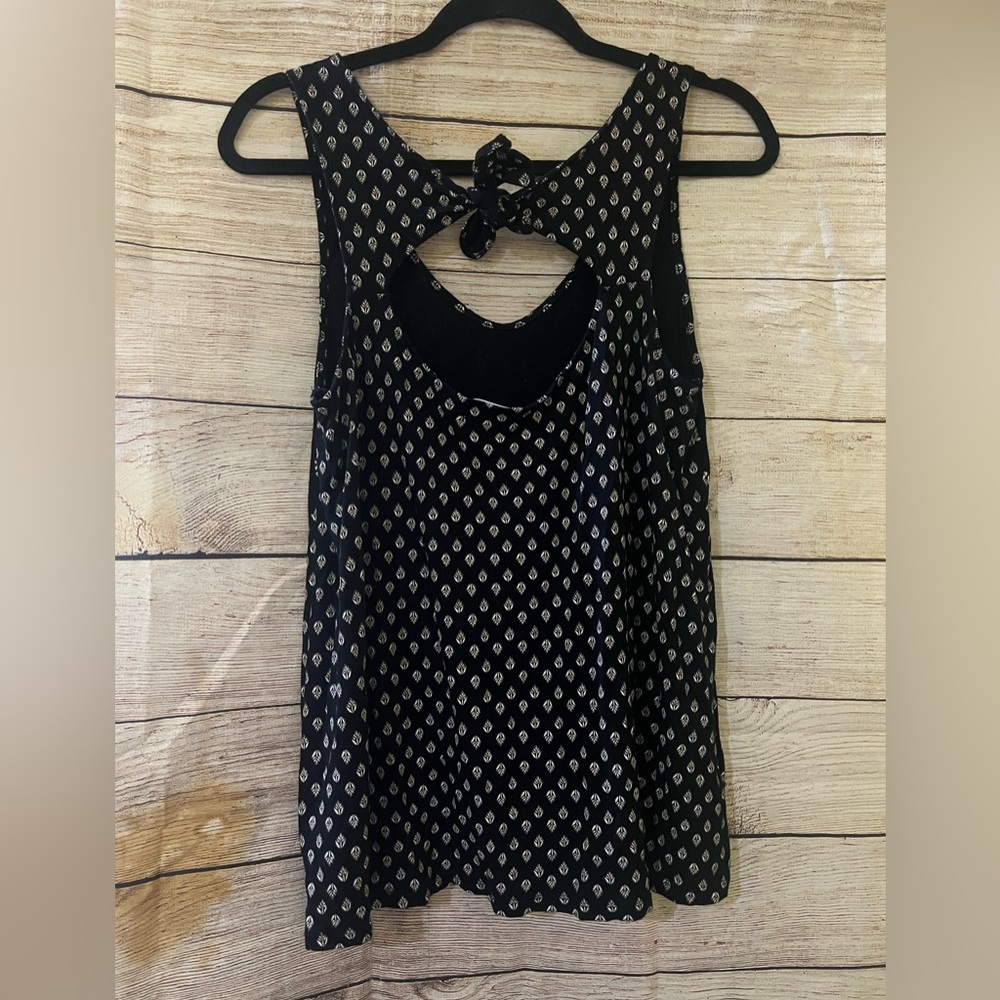 🤎3/$10 Old Navy Black and White Floral Tank Top Size Medium - Picture 4 of 7